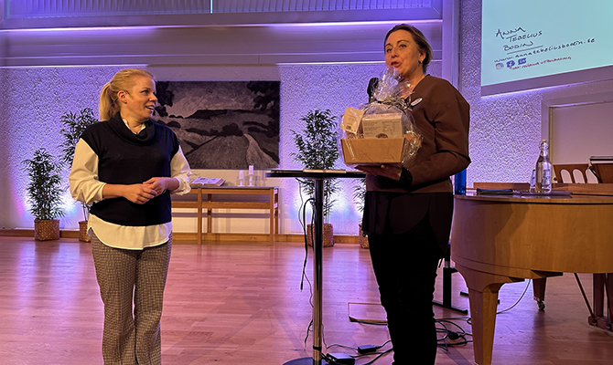 Ulrica Holm Walander tackar Anna Tebelius Bodin för föreläsningen