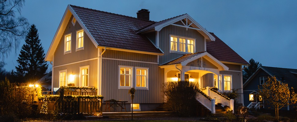 Vartofta Björksäter, huset är upplyst med trädgårdsbelysning i den mörka eftermiddagen i november.