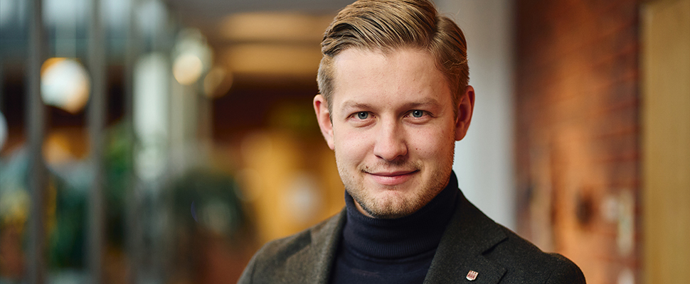 Porträttbild på kommunstyrelsens ordförande Adam Johansson (M)