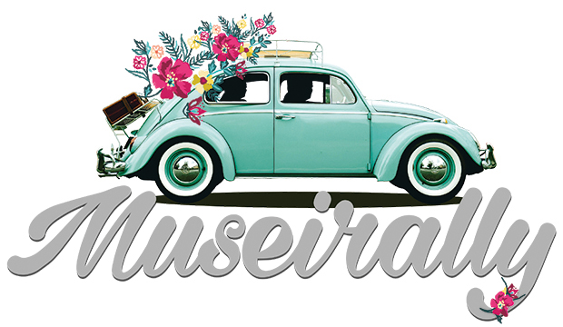 Museirallyts tecknade logga i form av en tecknad bil, en mintgrön volkswagen bubbla, med resväskor på taket och blommor i kofferten