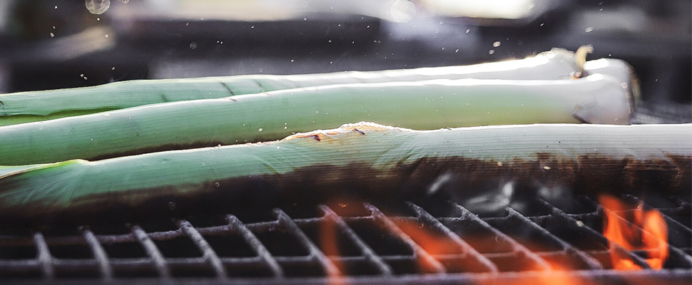 purjolökar som ligger på en grill