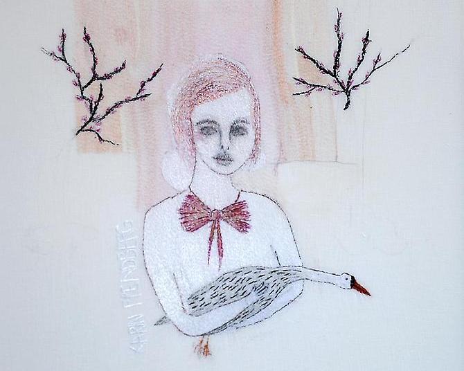 textilt broderi av Karin Frenberg. Flicka i blekt rosa med stora ögon håller i en svan eller and. 